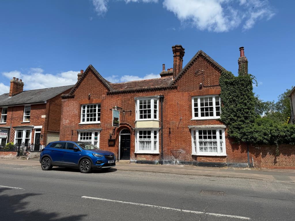 Lot: 129 - FREEHOLD PUBLIC HOUSE SITUATED IN POPULAR SUFFOLK VILLAGE LOCATION - Alternative front view of the pub at the heart of the village